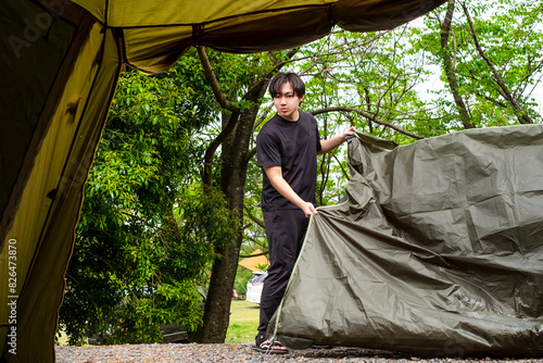 テントを組み立てる男性