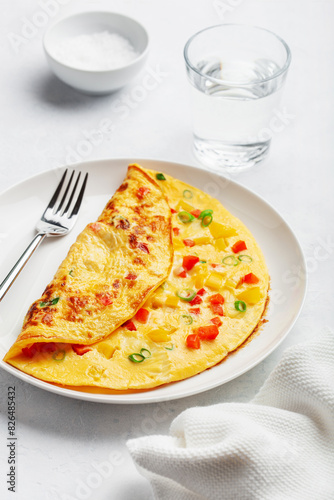 Obraz na płótnie omelette with tomato, bell pepper onion and cheese. healthy breakfast w salonie