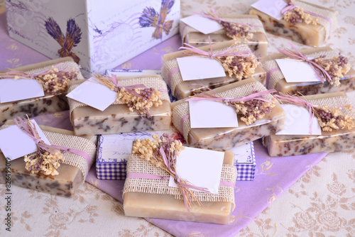 Photos Wedding favours natural lavender soaps with jute and flowers decoration, purple