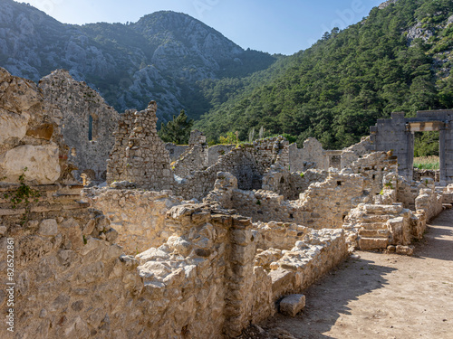 Urlaub in der Türkei: Olympos, antike, archäologische historische versunkene Stadt als Ausflugsziel nähe Antalya photo