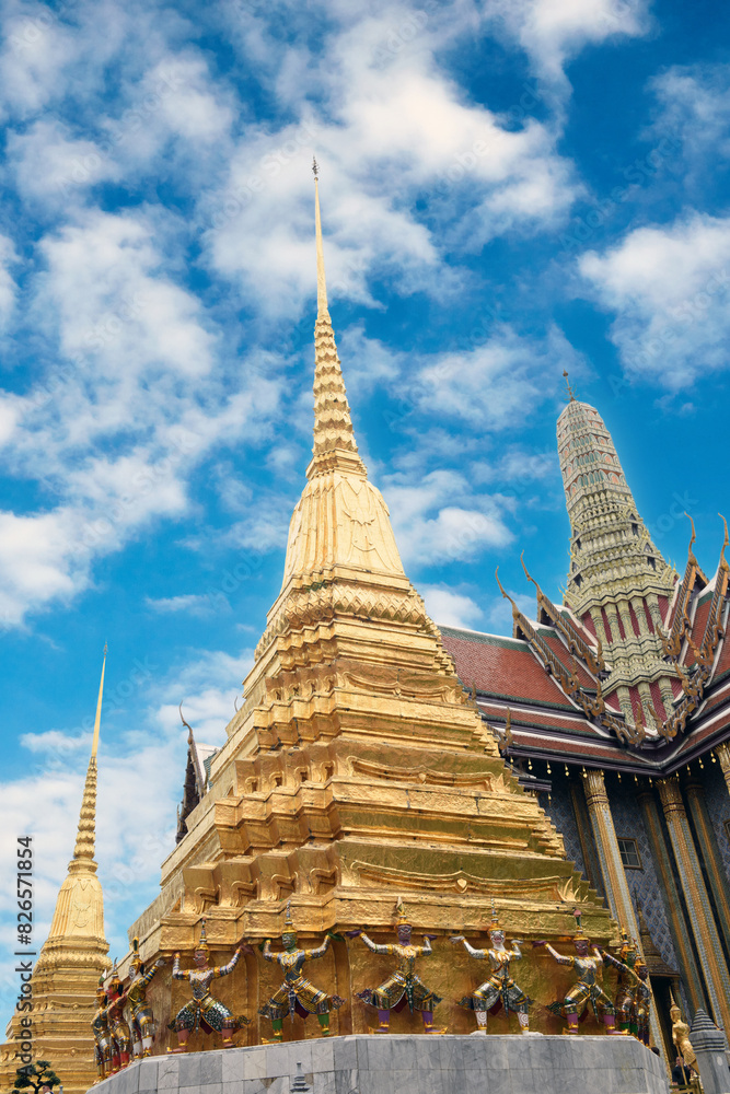 Fototapeta premium Caryatid sculptures in the gold Chedi tempel of the Smaragd Buddha Wat Phra Kaeo, Grand Palace, Bangkok, Thailand