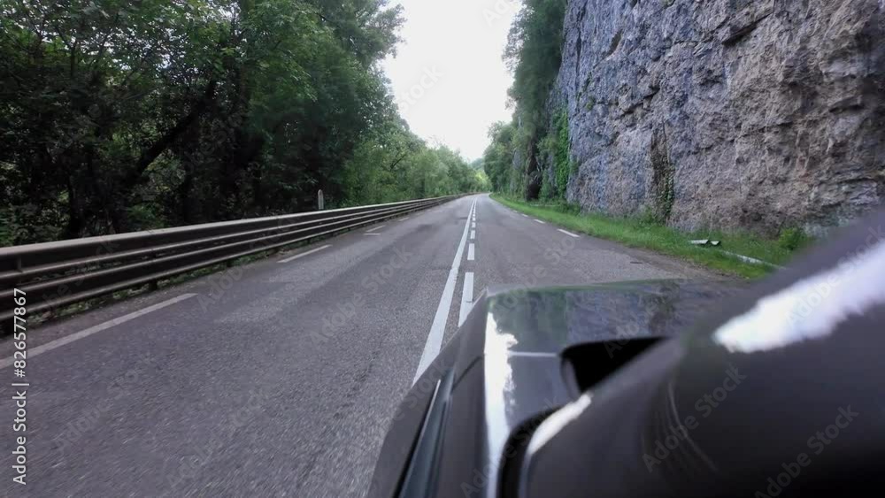 Voiture qui roule sur une petite route