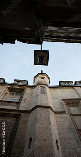 Une tour à Rouen avec un lampadaire juste en dessus d'elle.
