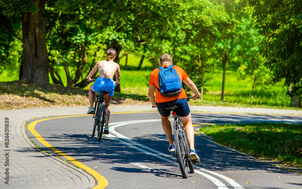 Obraz premium Cyclists ride on the bike path in the city Park 