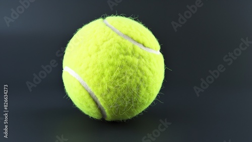 Gelber Tennisball auf weißem Hintergrund, Symbol für Spiel Gewinn und Verlust © www.freund-foto.de