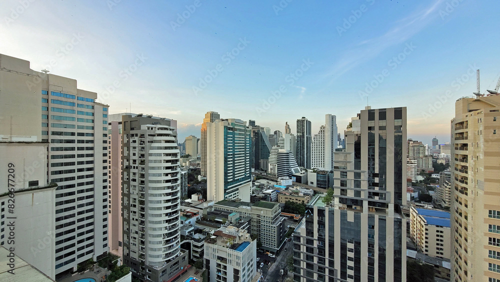 Obraz premium sunset hours in bangkok with skyscrapers