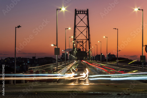 anoitecer e as    luzes do tráfego intenso de carros  na ponte Hercílio Luz de Florianópolis, Santa Catarina, Brasil Florianopolis