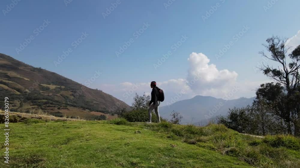 Mujer excursionista viajera caminando, aventurera con mochila sintiéndose victoriosa frente a la montaña, al aire libre para la educación de la naturaleza en vacaciones. Concepto de viaje,salto Mujer excursionista viajera caminando, aventurera con mochila sintiéndose victoriosa frente a la montaña, al aire libre para la educación de la naturaleza en vacaciones. Concepto de viaje,salto