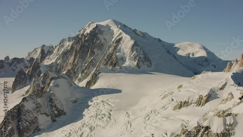 vue aérienne drone hélicoptère du Mont Blanc dans les alpes en France