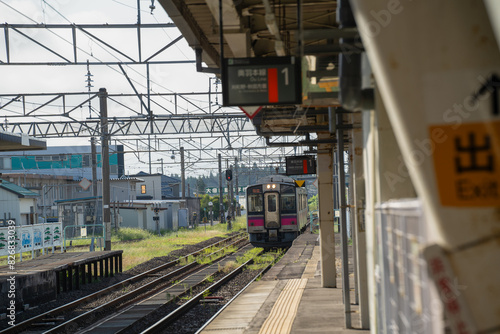 朝の秋田県大曲駅に入線するローカル電車 © hiroyoshi