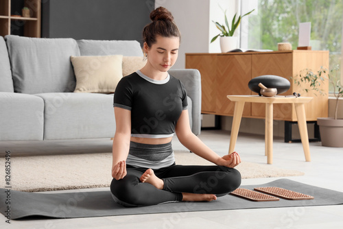 Young woman meditating in l...