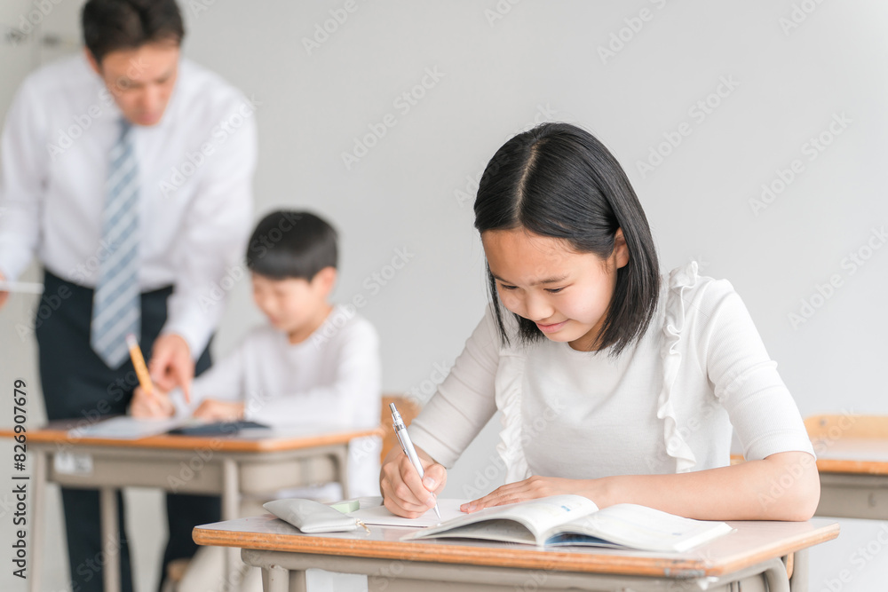 学校の教室で楽しく勉強する笑顔の高学年の小学生の男女(塾・夏期講習)と男性教師
学校の教室で楽しく勉強する笑顔の高学年の小学生の男女(塾・夏期講習)と男性教師