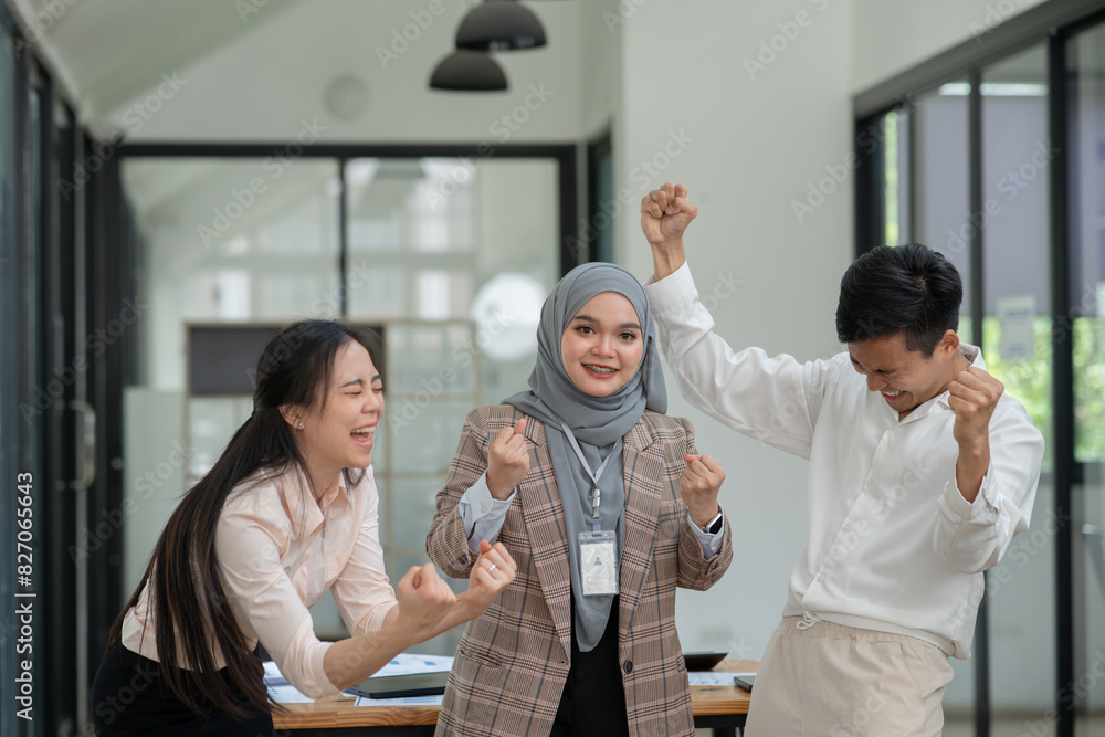 Obraz premium Asia business meeting consultations of business people in the company's meeting room.