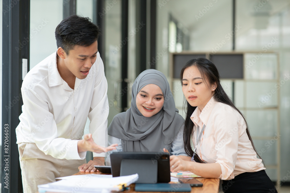 Asian businessmen, women and men Talk about new projects, presents at home office. Asian businessmen, women and men Talk about new projects, presents at home office.
