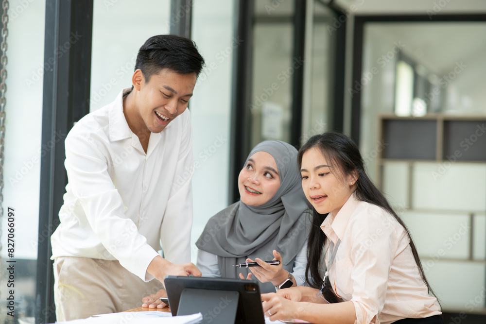 Asian businessmen, women and men Talk about new projects, presents at home office. Asian businessmen, women and men Talk about new projects, presents at home office.