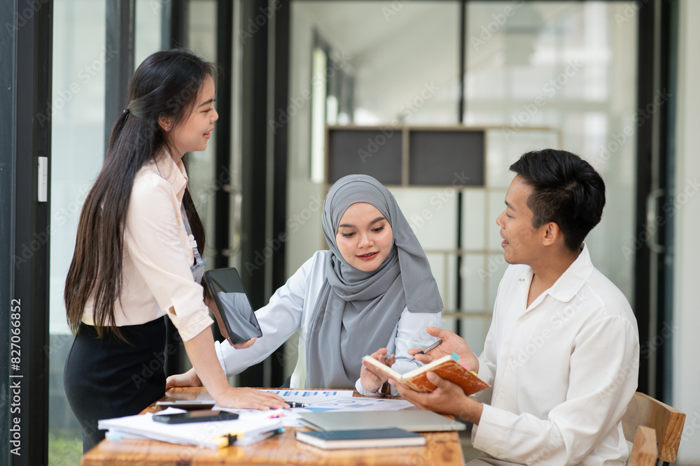 Asian businessmen, women and men Talk about new projects, presents at home office. Asian businessmen, women and men Talk about new projects, presents at home office.