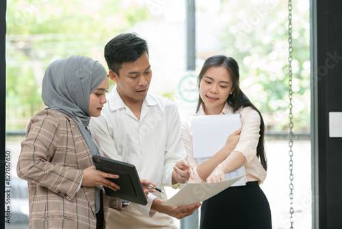 Photos Asian businessmen, women and men Talk about new projects, presents at home office