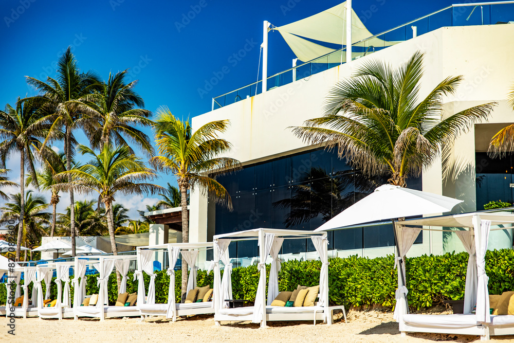 Φωτογραφία Great resort hotel with Balinese beds on a white sand beach and crystal clear turquoise water typical of the Caribbean, a place to relax and enjoy the summer vacations