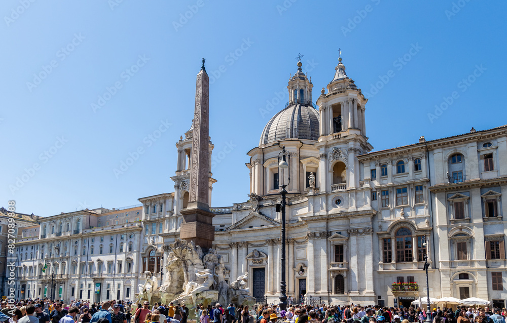 Ταπετσαρία Rome, Italy - April 09, 2024: Views of details of Navona Square in Rome, with to