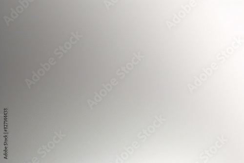 Abstrakter Hintergrund für Tapete, Muster und Etikett auf der Website. Helle silberne Metallstruktur oder glänzender metallischer Farbverlauf. Leerer weißer und grauer Hintergrund. photo