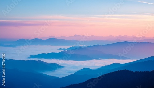 ピンクとブルーのグラデーションが映える山々