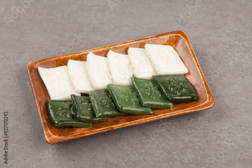  Rice cake made by pressing with rice cake meat into a square or round shape. It can also be made with things like mugwort or dyed in various colors.
 photo