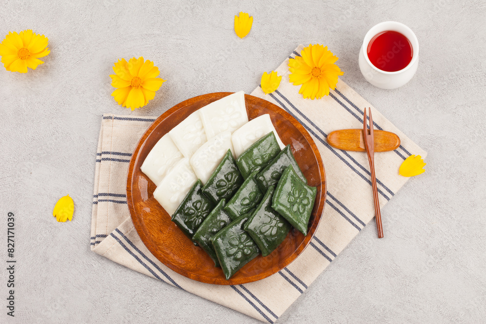 Rice cake made by pressing with rice cake meat into a square or round shape. It can also be made with things like mugwort or dyed in various colors.
Rice cake made by pressing with rice cake meat into a square or round shape. It can also be made with things like mugwort or dyed in various colors.