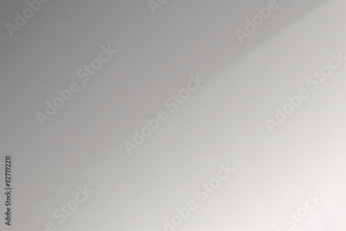 Glänzender silberner, schlichter Hintergrund. Glatte metallische hellblaue Textur. Abstrakte Illustration mit Aufflackern und Schattierungen. photo