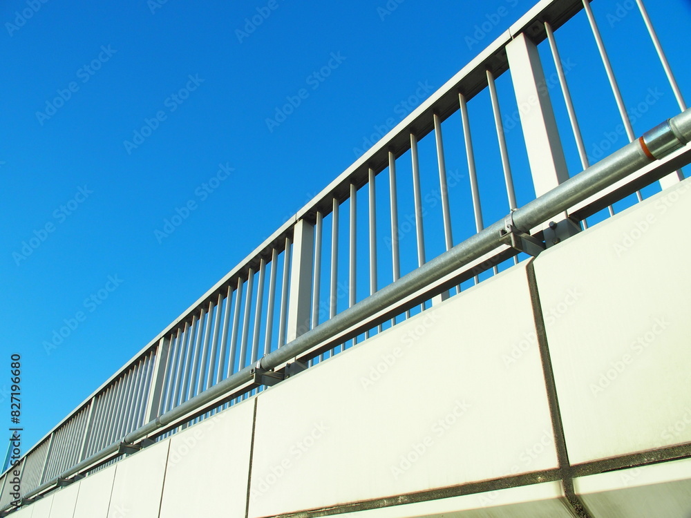 Fototapeta premium 江戸川の浄化機場の白い管理橋と冬の青空