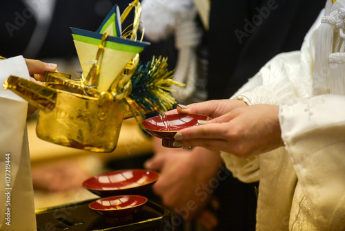 神式でお神酒を受ける新婦