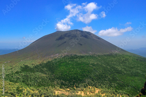 噴煙のぼる浅間山火山