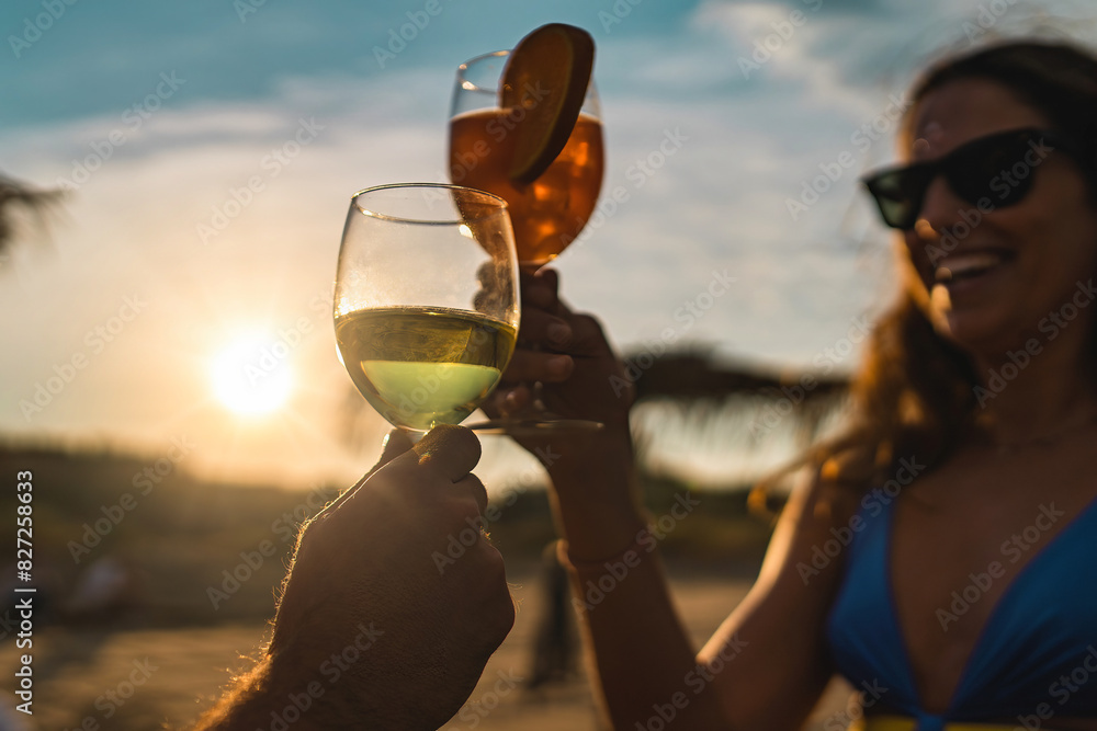 © Lomb - Cheers at Sunset on the Beach - Celebrating Summer Moments - happy couple toasting drinks © Lomb - Cheers at Sunset on the Beach - Celebrating Summer Moments - happy couple toasting drinks