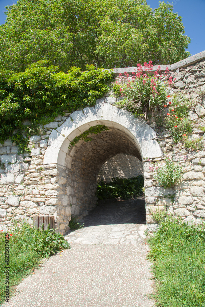 Poterne d'entrée du village de Lussan (Gard)