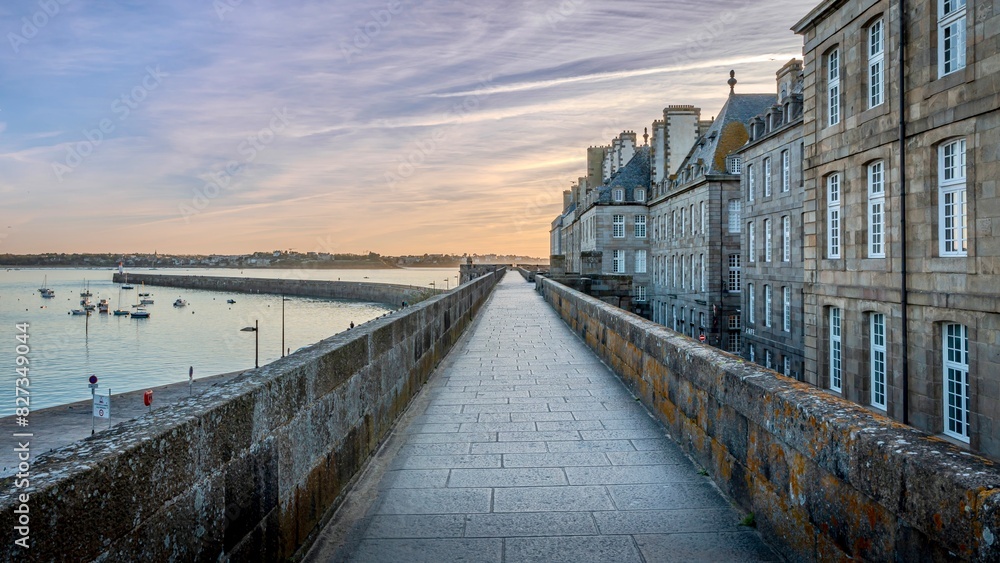 Obraz premium Walkway leading to seaside buildings in Saint-Malo, Bretagne, France