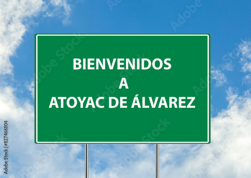 Siguiente salida Bienvenidos a atoyac de alvarez una señal verde sobre fondo de cielo azul. Colección de señales de tráfico conceptuales photo