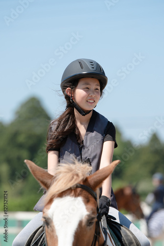 乗馬の練習をする子供