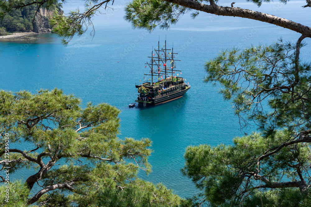 Naklejka premium Wandern in der Türkei: Lykischer Weg, Küstenwanderung an der türkischen Riviera mit schönen Ausblicken - Piraten Schiff, Boot in der Bucht von Phaselis