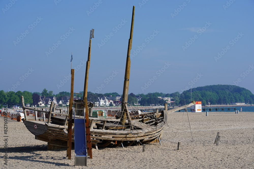 Piratenschiff auf Kinderspielplatz am Strand Piratenschiff auf Kinderspielplatz am Strand