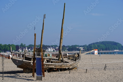 Piratenschiff auf Kinderspielplatz am Strand