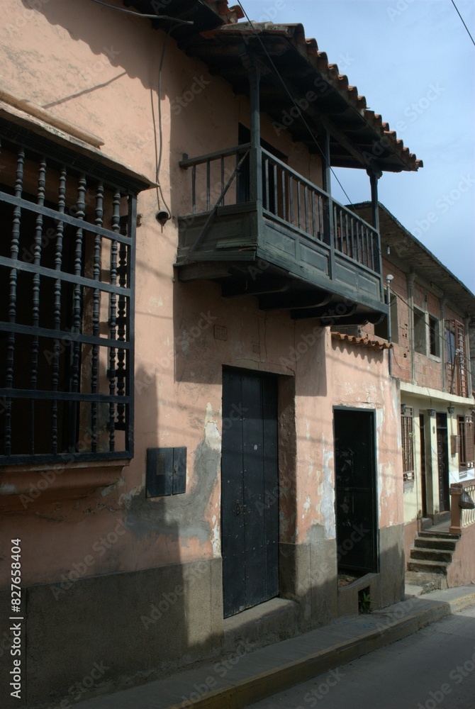 Tenemos un tipo de arquitectura que va desde el estilo colonial hasta el mas moderno y tambien el mas pobre. Tenemos un tipo de arquitectura que va desde el estilo colonial hasta el mas moderno y tambien el mas pobre.