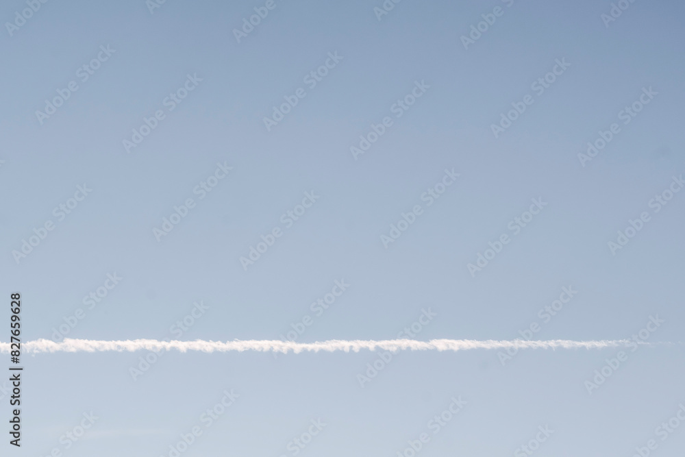 Arrière-plan design ciel bleu avec une ligne de nuage blanche