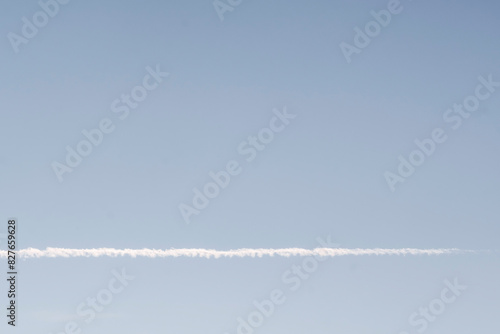 Arrière-plan design ciel bleu avec une ligne de nuage blanche  photo