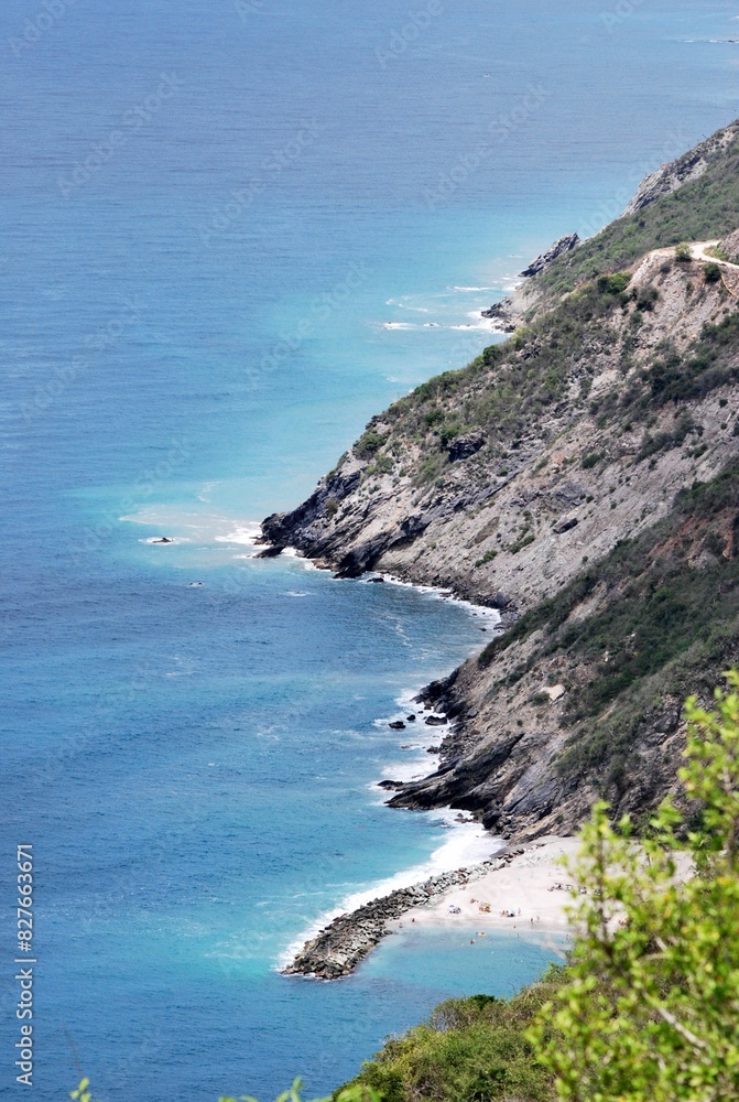 Las costas algunas de suaves arenas,otras con arrecifes con fuertes corrientes,con unos colores hermosos entre el azul y verde esmeralda.