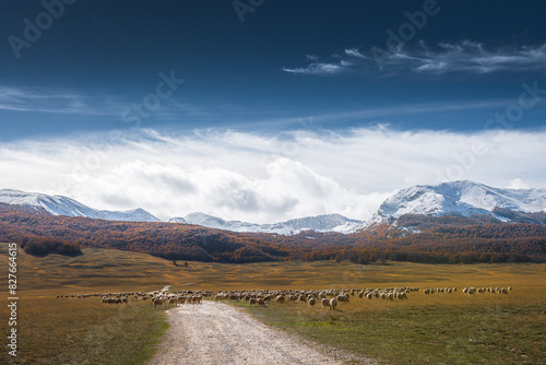 la prima neve stagionale nel parco sirente velino, da campo felice alla parete nord del monte sirente photo