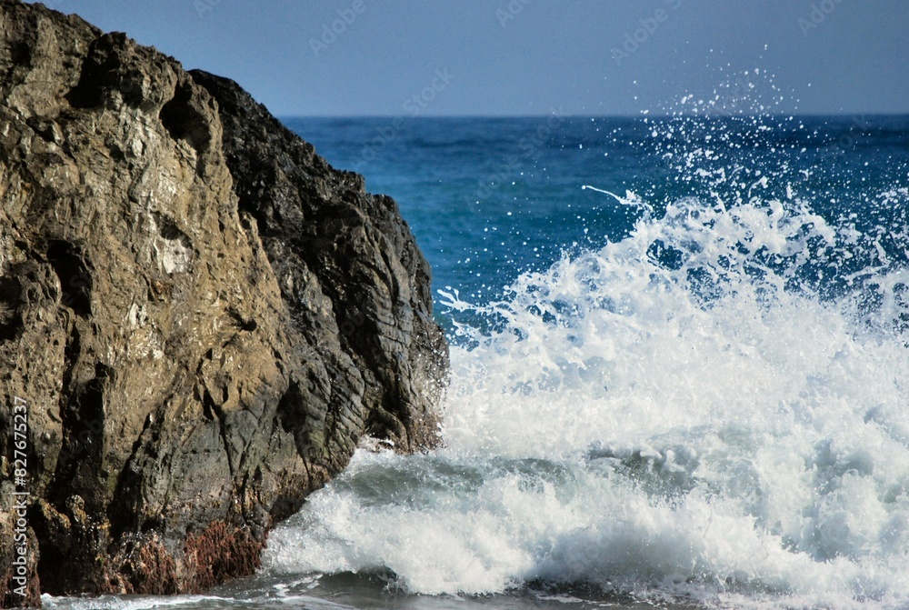 Fototapeta premium Las costas algunas de suaves arenas,otras con arrecifes con fuertes corrientes,con unos colores hermosos entre el azul y verde esmeralda.