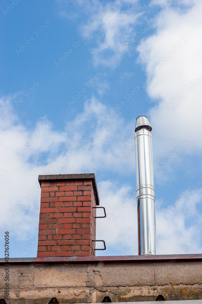 Alter gemauerter Kamin neben modernen Edelstahlkamin Alter gemauerter Kamin neben modernen Edelstahlkamin
