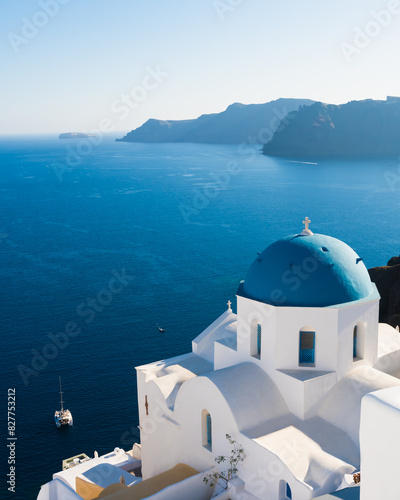 Obraz na płótnie White architecture in Santorini island, Greece. Beautiful sea view at sunset. w salonie
