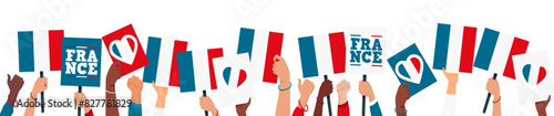 Bannière de supporters de la France - Personnes qui tiennent des drapeaux de la France - Pancartes tenues pour encourager et témoigner le soutien à la France - Personnes qui soutiennent le France 