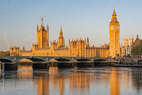 Obraz na płótnie Early sunny morning with Palace of Westminster and Big Ben clock tower seen across River Thames, London, United Kingdom w salonie