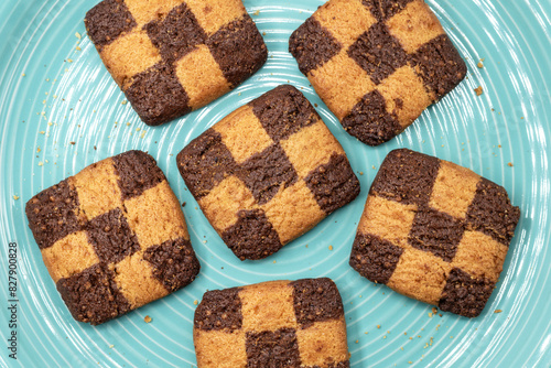 double shortcrust biscuits with caramel and chocolate,biscotti doppia frolla con caramello e cioccolato,close-up photo